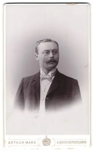 Fotografie Arthur Marx, Frankfurt, Bürgerlicher Herr mit Zwicker
