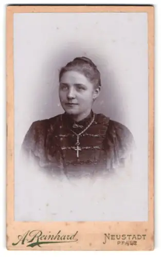 Fotografie A. Reinhard, Neustadt a. H., Junge Dame im Kleid mit Kreuzkette