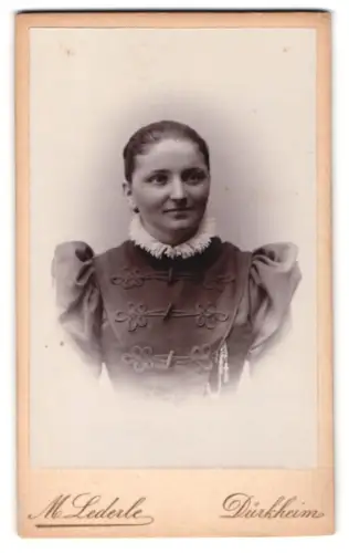 Fotografie Max Lederle, Dürkheim a. H., Junge Dame mit zurückgebundenem Haar