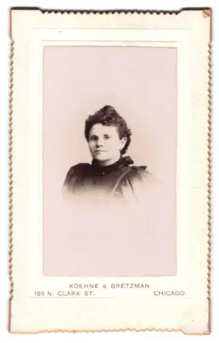 Fotografie Koehne & Bretzmann, Chicago, 189, N. Clark St., Junge Dame im Kleid mit Puffärmeln