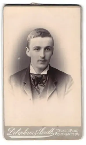 Fotografie Debenham & Smith, Southampton, 1, Sussex Place, Junger Herr im Anzug mit Krawatte