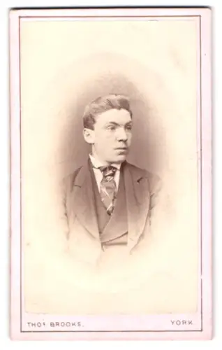 Fotografie T. Brooks, York, 24, Coney Street, Junger Herr im Anzug mit Krawatte
