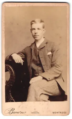 Fotografie J. G. Brown, Montrose, Junge Herr in modischer Kleidung