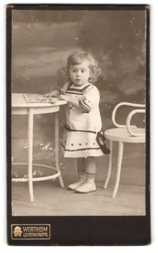 Fotografie Wertheim, Berlin, Leipzigerstr., Kleines Kind mit einem Bilderbuch