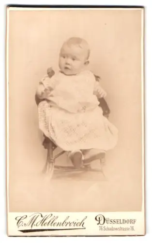 Fotografie C. M. Hellenbroich, Düsseldorf, Schadowstrasse 76, Kleines Kind im weissen Kleid