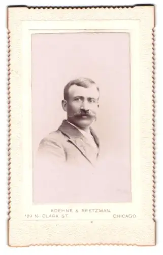 Fotografie Koehne & Bretzman, Chicago, 189, N. Clark St., Bürgerlicher Herr mit Schnauzbart