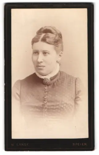 Fotografie W. Lange, Speier, Junge Dame im Kleid mit Kragenbrosche