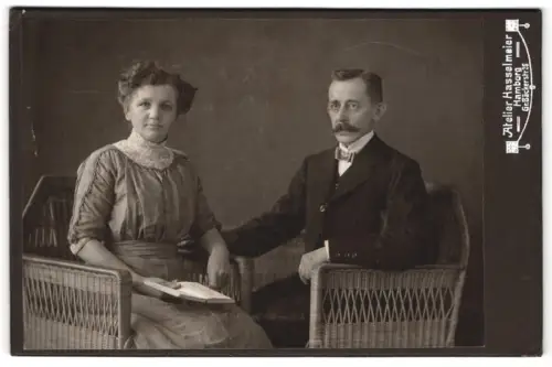 Fotografie Atelier Hasselmeier, Hamburg, Gr. Bäckerstrasse 26, Ernst blickendes älteres Paar in Korbstühlen