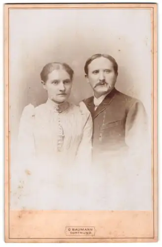Fotografie C. Baumann, Dortmund, Ostenhellweg 18, Dame mit Brosche und Herr mit Schnauzbart
