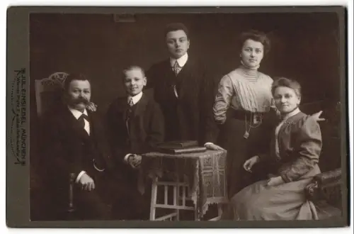 Fotografie Julius Einsiedel, München, Wiener Platz 2, Heitere Familie im Sonntagsstaat