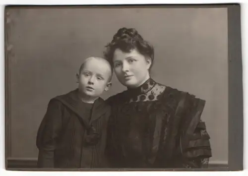 Fotografie unbekannter Fotograf und Ort, Knabe im Matrosenhemd und Dame mit Duttfrisur