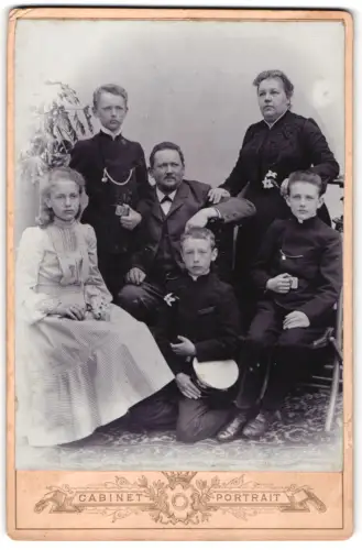 Fotografie Cabinet Portrait, Ort unbekannt, Bürgerliche Familie mit vier Kindern