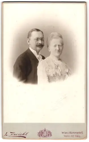 Fotografie L. Zwickl, Wien, Kohlmarkt 5, Ehepaar in eleganter Kleidung
