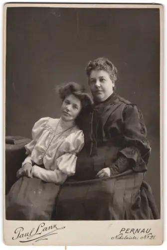 Fotografie Paul Lanz, Pernau, Nikolaistr. 21, Bürgerliche Dame mit junger Frau