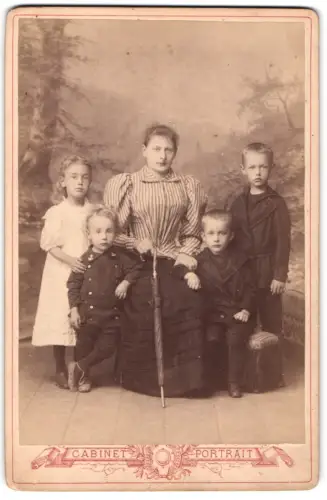 Fotografie Cabinet-Portrait, Ort unbekannt, Junge Frau in gestreifter Bluse mit vier Kindern