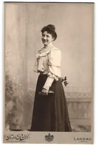 Fotografie Fritz Rühl, Landau i. Pfalz, Ecke der Westbahn- u. Waffenstrasse, Junge Frau in weisser Bluse und Rock