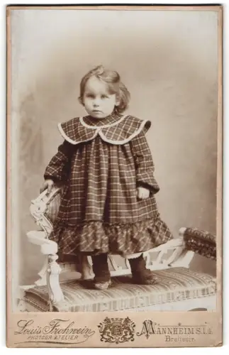 Fotografie Louis Frohwein, Mannheim, Breitestr., Kleines Mädchen im karierten Kleid