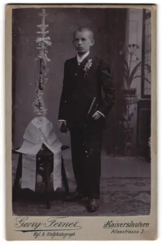 Fotografie Georg Ferner, Kaiserslautern, Alleestrasse 3, Junger Mann im Anzug mit Fliege und Bibel
