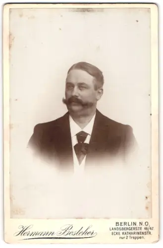 Fotografie Hermann Besteher, Berlin, Landsbergerstr. 46-47, Elegant gekleideter Herr mit Schnauzbart