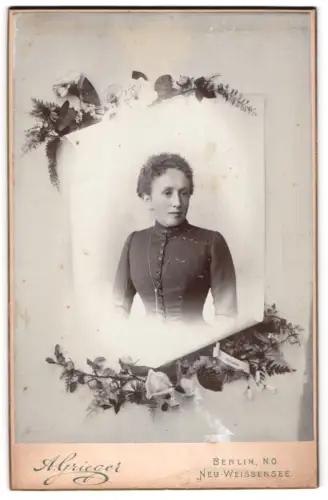 Fotografie A. Grieger, Berlin, Friedens-Str. 8, Junge Dame im Kleid mit Kragenbrosche