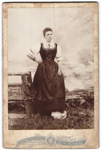 Fotografie Benjamin Krempl, St. Michael, Junge Frau im Trachtenkleid