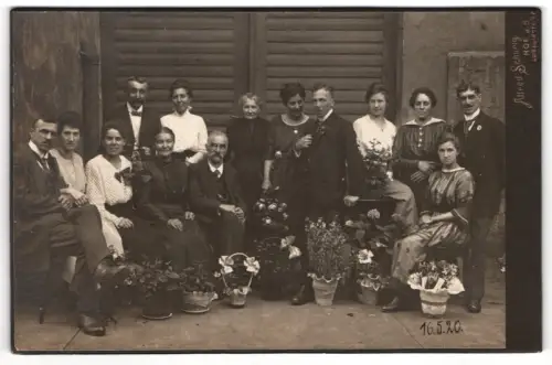 Fotografie Alfred Schurig, Hof a. S., Luitpoldstr. 37, Bürgerliche Herrschaften mit Blumentöpfen