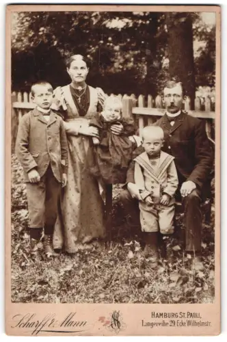 Fotografie Scharff & Mann, Hamburg-St. Pauli, Langereihe 29 Ecke Wilhelmstr., Bürgerliches Paar mit drei Kindern