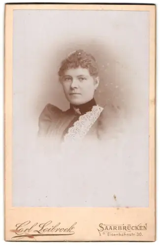 Fotografie Carl Leibrock, Saarbrücken, Eisenbahnstr. 30, Junge Frau im Spitzenkleid mit Kragenbrosche