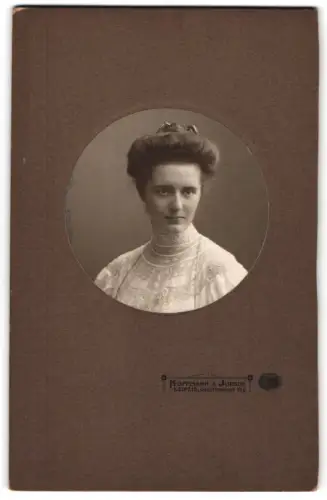 Fotografie Hoffmann & Jursch, Leipzig, Dorotheenstr. 10 p, Junge Frau im weissen Kleid