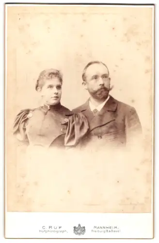 Fotografie C. Ruf, Basel, Steinentorberg 20, Ehepaar in modischer Kleidung