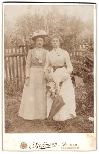 Fotografie O. Hoffmann, Weimar, Schröterstr. 31, Zwei junge Damen in Kleidern mit Schirm
