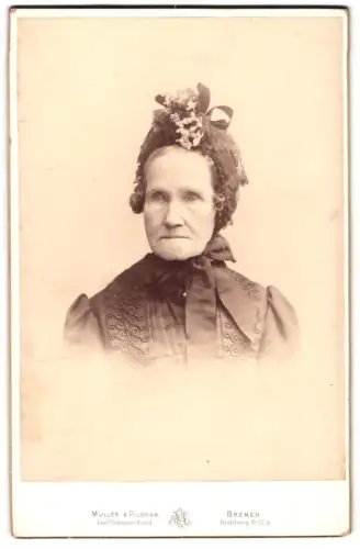 Fotografie Müller & Pilgram, Bremen, Richtweg 12, Ältere Dame im Kleid mit Haube