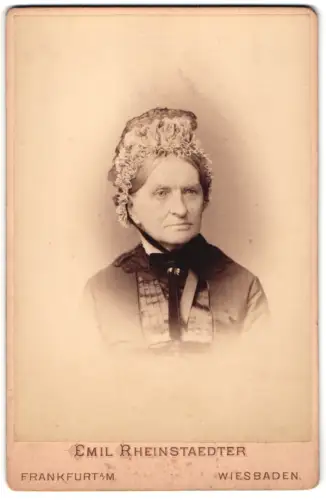 Fotografie Emil Rheinstaedter, Frankfurt a. M., Hochstr. 32, Ältere Dame mit Haube und Kragenbrosche