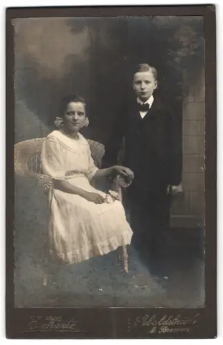 Fotografie E. Karte, Sebaldsbrück b. Bremen, Junges Mädchen und Junge in eleganter Kleidung