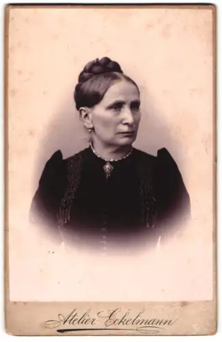 Fotografie Atelier Eckelmann, Bremen, Wall 160, Ältere Dame im Kleid mit Kragenbrosche