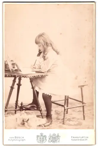 Fotografie Van Bosch, Frankfurt a. M., Kaiserstr. 34, Mädchen im Kleid am Schreibtisch