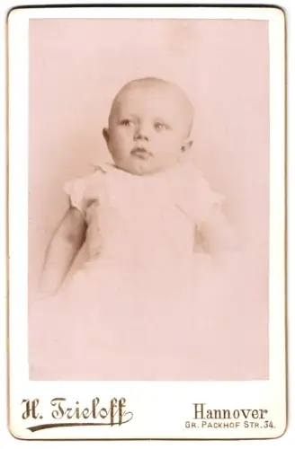 Fotografie H. Trieloff, Hannover, Gr. Packhof-Str. 34, Süsses Kleinkind im weissen Hemd