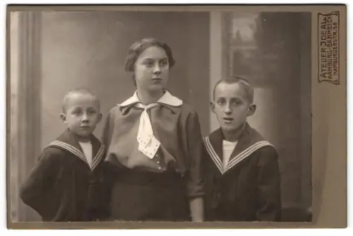 Fotografie Atelier Ideal, Hamburg-Barmbeck, Hamburgerstr. 58, Junge Dame in modischer Bluse mit zwei Jungen