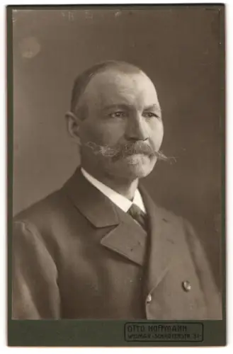 Fotografie Otto Hoffmann, Weimar, Schröterstr. 31, Bürgerlicher Herr mit Schnauzbart