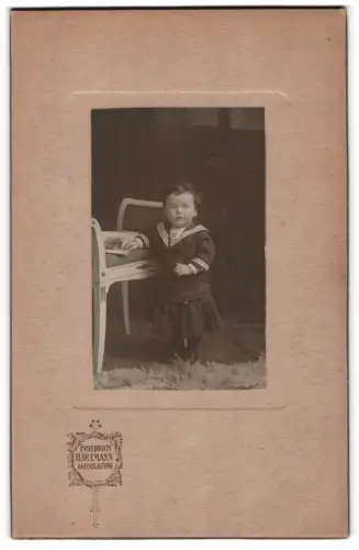 Fotografie Friedrich Hartmann, Kaiserslautern, Kleines Kind im Matrosenkleid mit Bilderbuch
