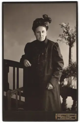 Fotografie Wilking & Wagner, Kaiserslautern, Ecke Eisenbahn- u. Beethovenstr., Bürgerliche Dame mit einem Hut