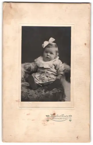 Fotografie Kappler & Renéry, Kaiserslautern, Süsses Kleinkind in hübscher Kleidung