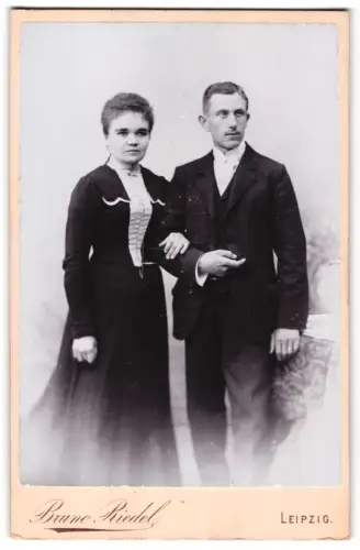 Fotografie Bruno Riedel, Leipzig, Rosenthalgasse 9, Junges Paar in eleganter Kleidung