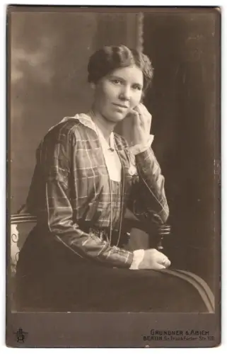 Fotografie Grundner & Abich, Berlin, Gr. Frankfurter Str. 126, Junge Frau in karierter Bluse und Rock
