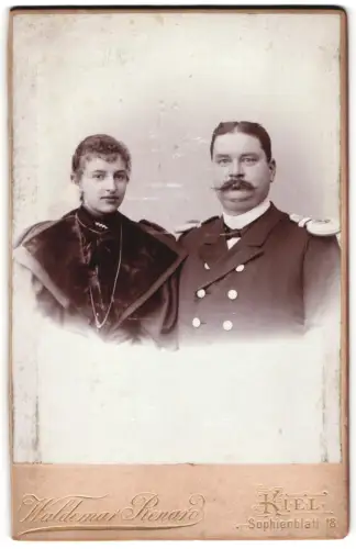 Fotografie Waldemar Renard, Kiel, Sophienblatt 18, Oberleutnant der Kaiserlichen Marine in Uniform mit seiner Frau