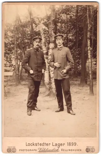 Fotografie Vahlendick, Kellinghusen, Ansicht Lockstedter Lager, Zwei Offiziere in Uniform im Lockstedter Lager 1899