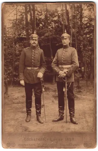 Fotografie Vahlendick, Kellinghusen, Ansicht Lockstedter Lager, Zwei Offiziere mit Pickelhaube im Lockstedter Lager 1898