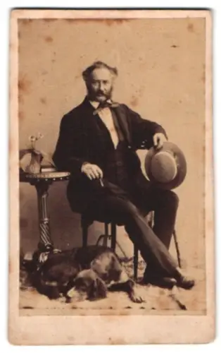 Fotografie unbekannter Fotograf und Ort, Herr im Anzug mit Hut und Hund