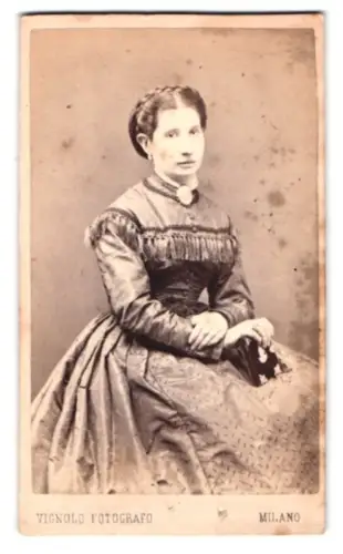 Fotografie L. Vignolo, Milano, Via della Spiga, Dame im Kleid mit Halsschmuck und Handtasche