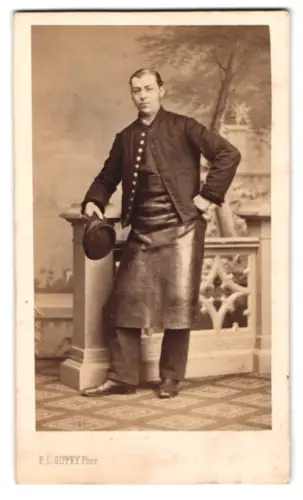 Fotografie F. L. Giffey, Hamburg, Neuerwall 82, Mann mit Lederschürze und Schirmmütze